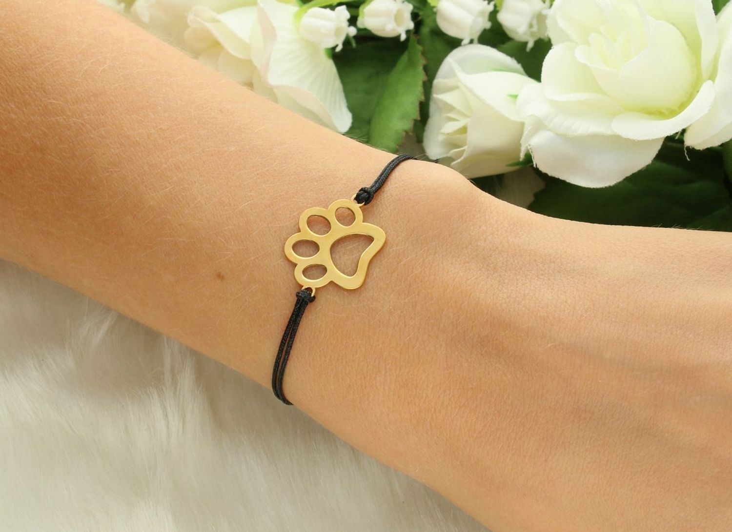 Bransoletka damska srebrna pozłacana próby 925 z łapką psa na czarnym sznureczku. Wymiary 1,7 x 1,5 cm, waga 1,23 g. Regulowane zapięcie – styl i symbolika w jednym1.jpg